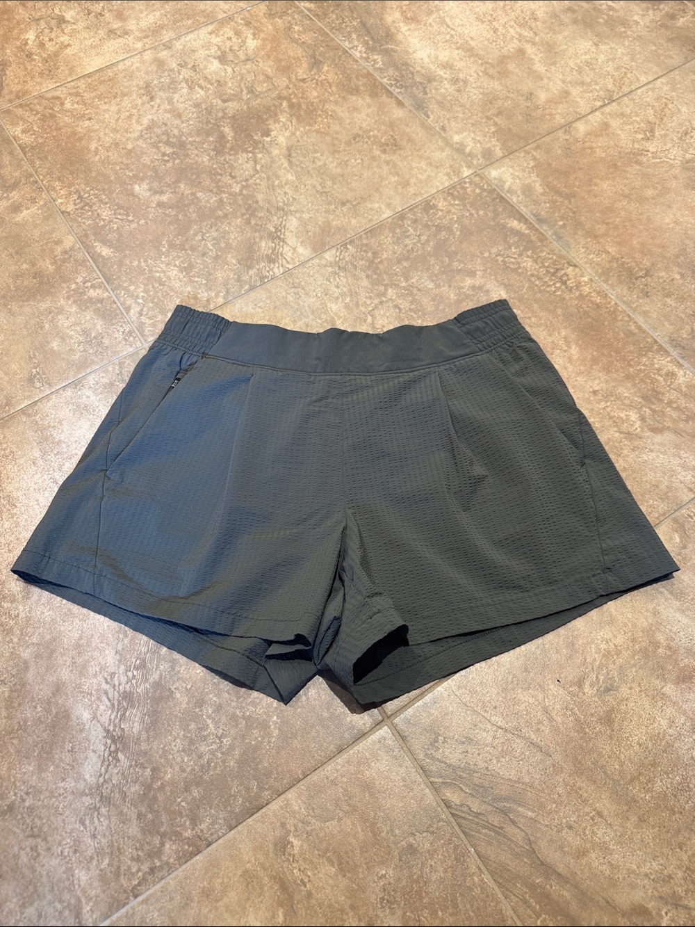 Athleta Textured Brooklyn Short in Green—Size 8